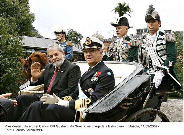 Presidente Lula e o rei Carlos XVI Gustavo, da Suécia, na chegada a Estocolmo.
