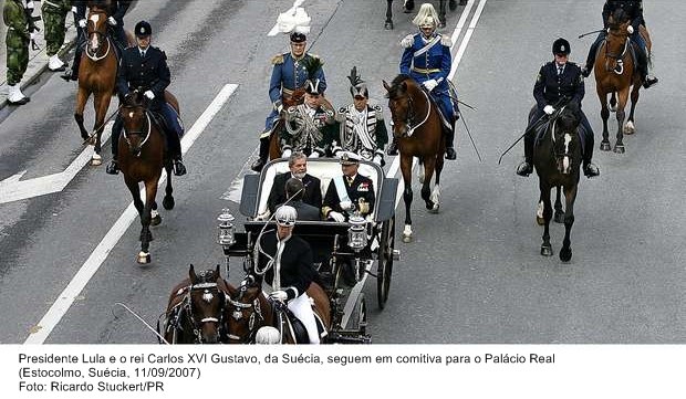 Presidente Lula e o rei Carlos XVI Gustavo, da Suécia, seguem em comitiva para o Palácio Real.