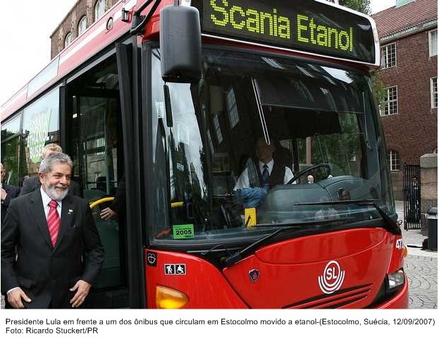 Presidente Lula em frente a um dos ônibus que circulam em Estocolmo movido a etanol.