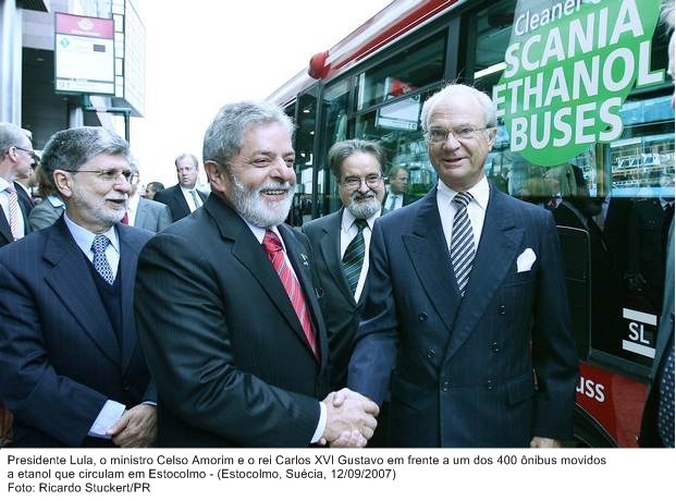 Presidente Lula, o ministro Celso Amorim e o rei Carlos XVI Gustavo, em frente a um dos 400 ônibus movidos a etanol.