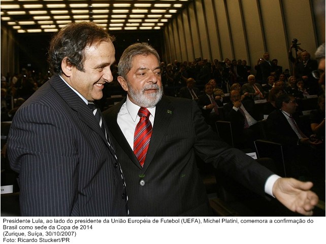Presidente Lula, ao lado do Presidente da UEFA, Michel Platini, comemora a confirmação do Brasil como país sede da Copa de 2014.