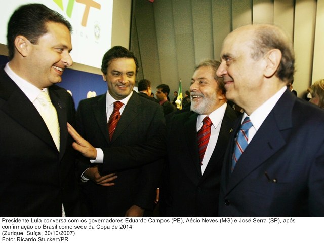 Presidente Lula conversa com os governadores, Eduardo Campos, Aécio Neves e José Serra, após confirmação do Brasil como sede da Copa de 2014.