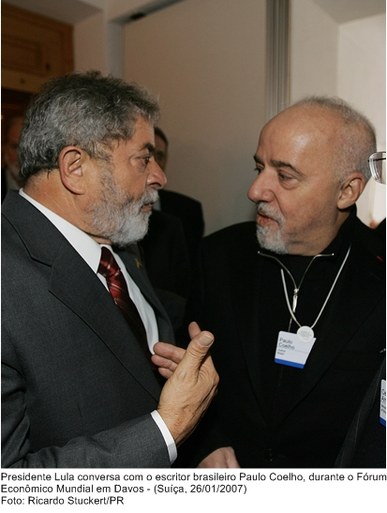 Presidente Lula conversa com Paulo Coelho durante o Fórum Econômico Mundial em Davos.