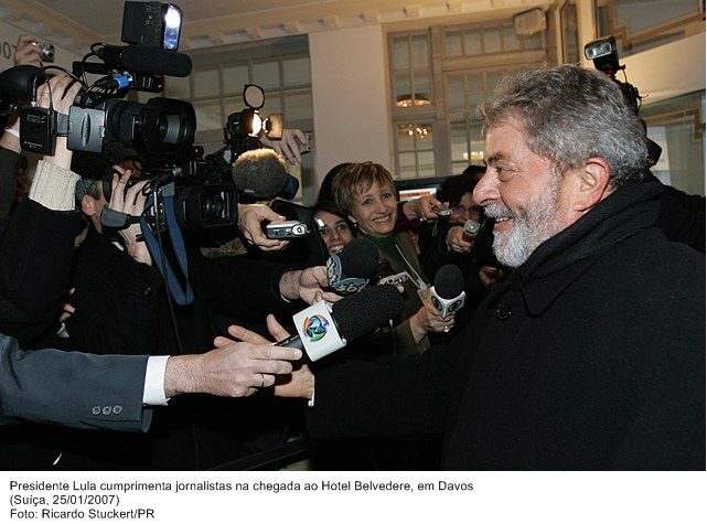 Presidente Lula cumprimenta jornalistas na chegada ao Hotel Belvedere, em Davos.