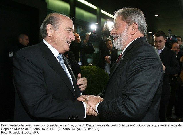 Presidente Lula cumprimenta o presidente da FIFA, Joseph Blater, antes da cerimônia de anúncio do país que será cede da Copa do Mundo de 2014.