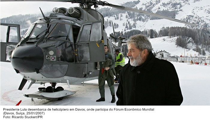 Presidente Lula desembarca em Davos, onde participa do Fórum Econômico Mundial.