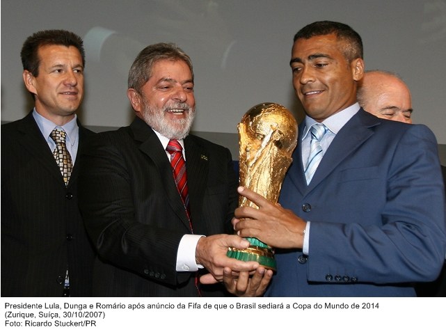 Presidente Lula, Dunga e Romário após anúncio da FIFA que o Brasil cediará a Copa do Mundo de 2014.