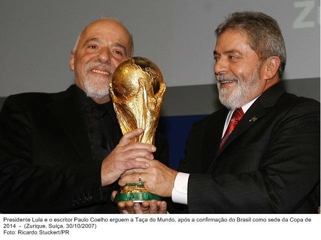 Presidente Lula e o escritor Paulo Coelho erguem a Taça do Mundo, após confirmação do Brasil como sede da Copa do Mundo de 2014.