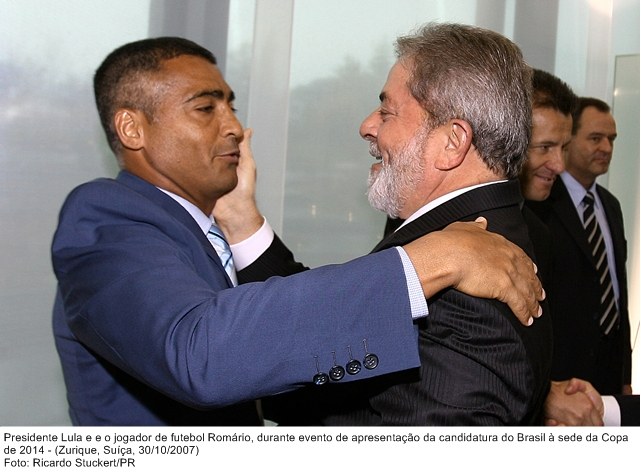 Presidente Lula e o jogador de futebol Romário, durante evento de apresentação da candidatura do Brasil à sede da Copa de 2014.