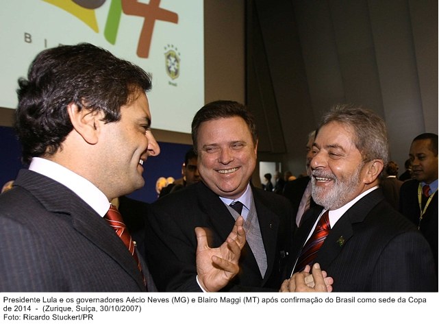 Presidente Lula e os governadores Aécio Neves, MG e Blairo Maggi, MT, após confirmação do Brasil como sede da Copa de 2014.