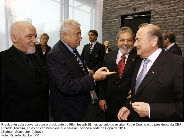 Presidente Lula, o presidente da FIFA, Joseph Blater, o escritor, Paulo Coelho, e o presidente da CBF, Ricardo Teixeira.