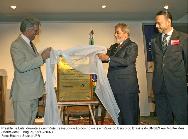 Presidente Lula durante cerimônia de inauguração dos novos escritórios do Banco do Brasil e do BNDES em Montevidéu.
