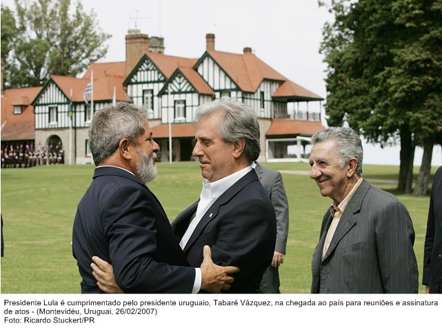 Presidente Lula é cumprimentado pelo presidente uruguaio, Tabaré Vazquez, na chegada ao país para assinatura de atos.