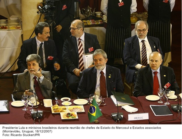 Presidente Lula e ministros brasileiros durante reunião de Chefes de Estado do Mercosul e Estados Associados.