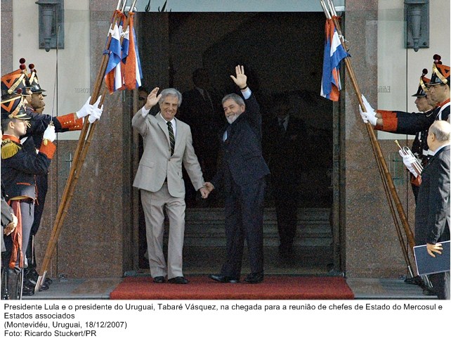 Presidente Lula e o presidente paraguaio, Tabaré Vazquez, na chegada para reunião de Chefes de Estados do Mercosul.
