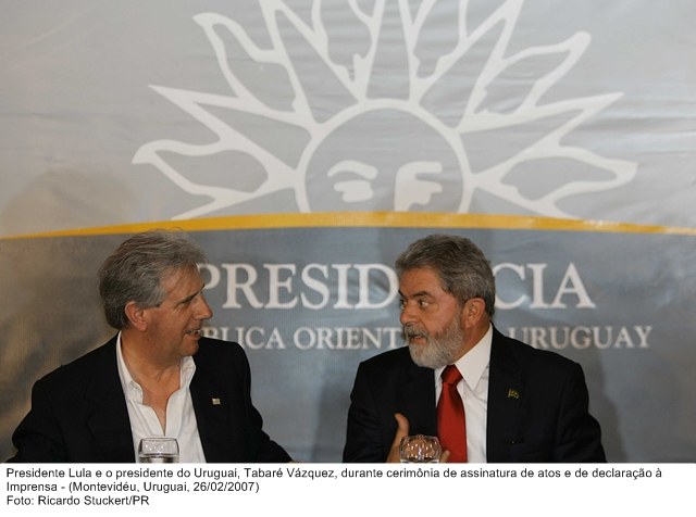Presidente Lula e o presidente uruguaio, Tabaré Vazquez, durante cerimônia de assinatura de atos e declaração à imprensa.