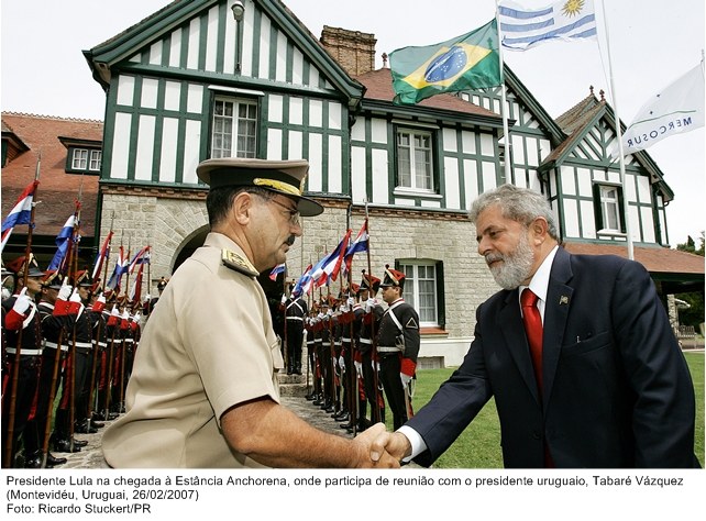 Presidente Lula na chegada a Estância Anchorena, onde participa de reunião com o presidente Uruguaio , Tabaré Vazquez.