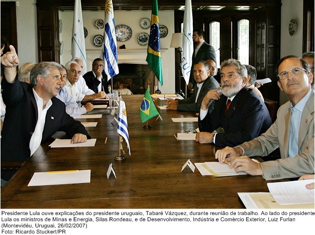 Presidente Lula ouve explicações do presidente uruguaio, Tabaré Vazquez, durante reunião de trabalho.