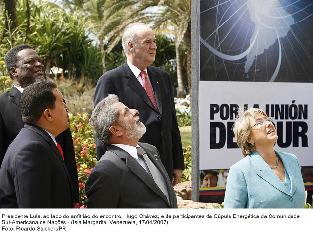 Presidente Lula, ao lado do presidente Hugo Cháves e de participantes do encontro de Cúpula Energética da Comunidade Sul-Americana de Nações.