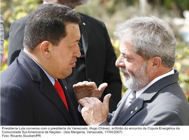 Presidente Lula conversa com o presidente Hugo Cháves, anfitrião, do encontro da Cúpula Energética da Comunidade Sul-Americana de Nações.