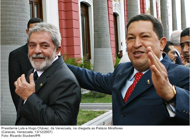 Presidente Lula e Hugo Cháves, na chegada ao Palácio Miraflores.