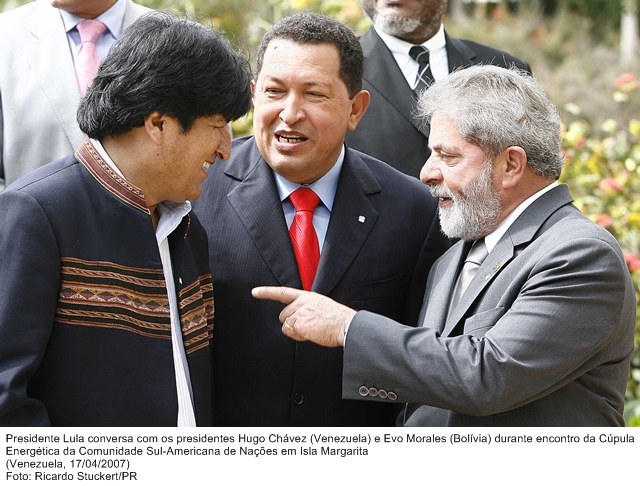 Presidente Lula e os presidentes Evo Morales e Hugo Cháves durante encontro da Cúpula Energética da Comunidade Sul-Americana de Nações.