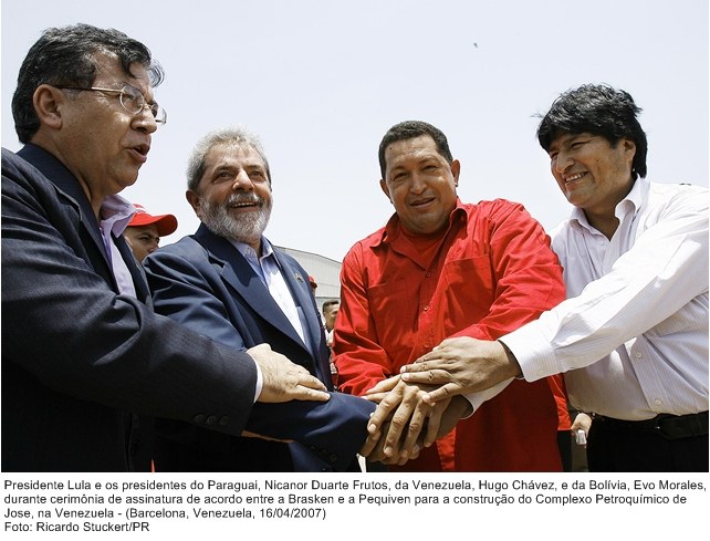 Presidente Lula e os presidentes, Nicanor D. Frutos, Hugo Cháves e Evo Morales, na cerimônia de assinatura de acordo entre Brasken e Pequiven.
