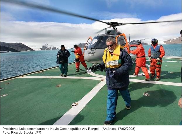 Presidente Lula desembarca no navio ocenográfico Ary Rongel.
