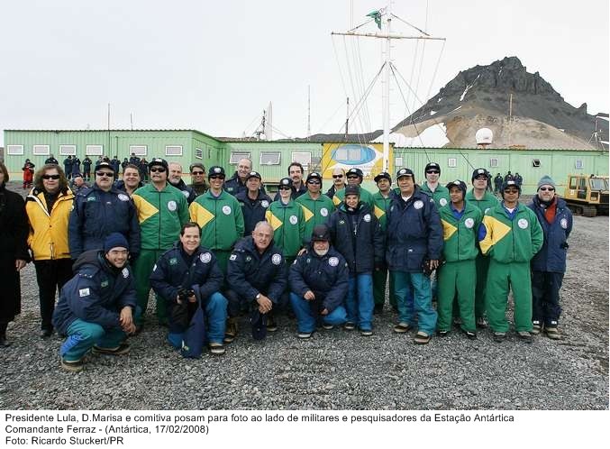 Presidente Lula, dona Marisa e comitiva posam para foto ao lado de militares e pesquisadores da Estação Antártica Comandante Ferraz.