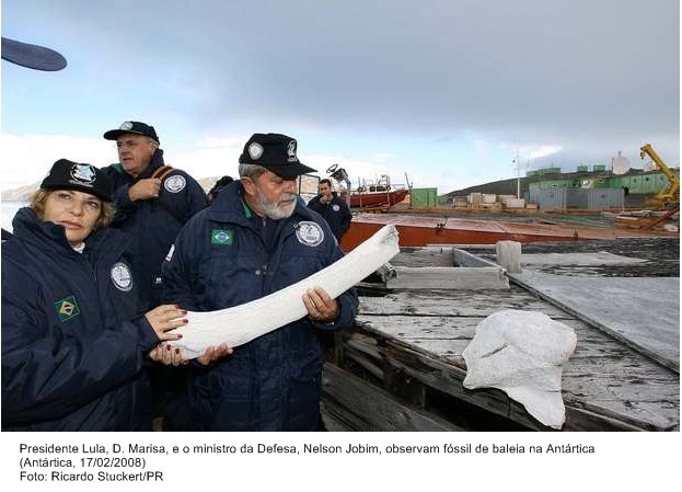 Presidente Lula e dona Marisa, e o ministro da Defesa, Nelson Jobim,  observam fóssil de baleia na Antártica.