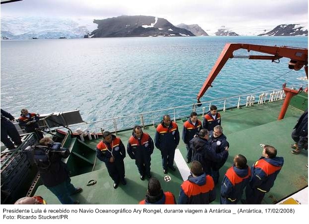 Presidente Lula é recebido no navio oceanográfico Ary Rongel, durante viagem à Antártica.