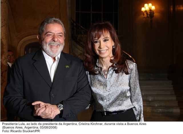 Presidente Lula ao lado da presidente da Argentina, Cristina Kirchner, durante visita a Buenos Aires.