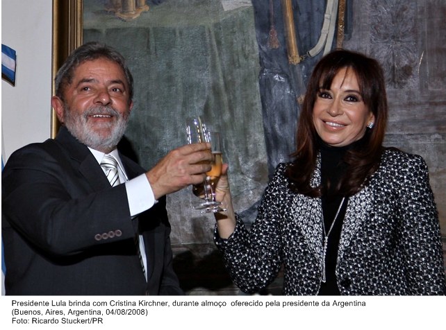 Presidente Lula brinda com Cristina Kirchner, durante almoço oferecido pela presidente na Argentina.