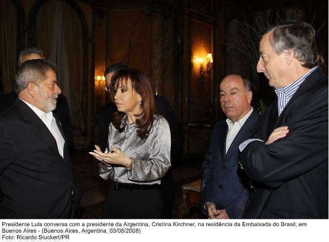 Presidente Lula conversa com a presidente da Argentina, Cristina Kirchner, na residência da embaixada do Brasil em Buenos Aires.