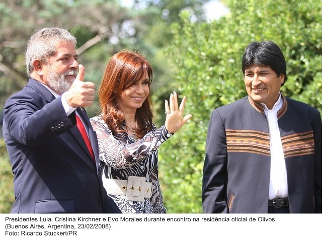Presidente Lula, Cristina Kirchner e Evo Morales, durante encontro na residência oficial de Olivos.