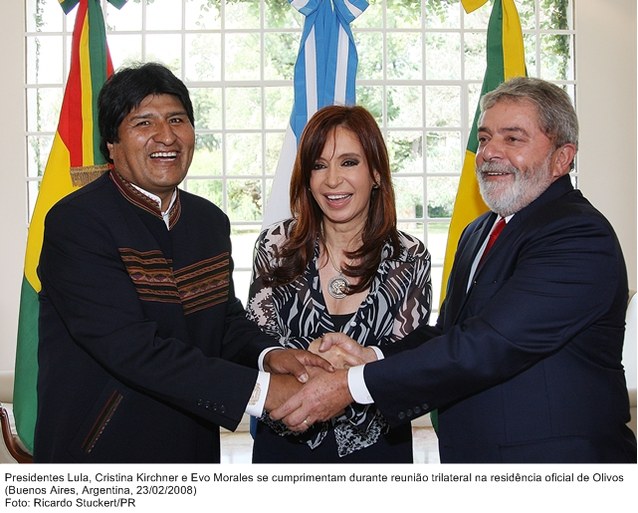 Presidente Lula, Cristina Kirchner e Evo Morales se cuprimentam durante reunião trilateral na residência oficial de Olivos.