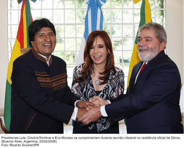 Presidente Lula, Cristina Kirchner e Evo Morales se cuprimentam durante reunião trilateral na residência oficial de Olivos.