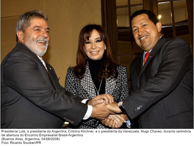 Presidente Lula, Cristina Kirchner e Hugo Cháves, na cerimônia de abertura do Encontro Empresarial Brasil-Argentina.