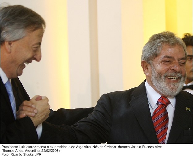 Presidente Lula cumprimenta o ex-presidente da Argentina, Néstor Kirchner, durante visita a Buenos Aires.