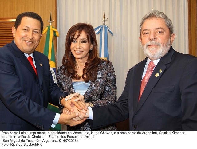 Presidente Lula cumprimenta os presidentes da Venezuela, Hugo Cháves e da Argentina, Cristina Kirchner, durante  reunião Unasul.