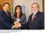 Presidente Lula cumprimenta os presidentes da Venezuela, Hugo Cháves e da Argentina, Cristina Kirchner, durante  reunião Unasul.