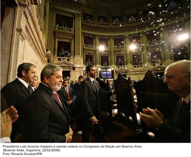 Presidente Lula durante chegada à sessão solene no Congresso Nação em Buenos Aires.