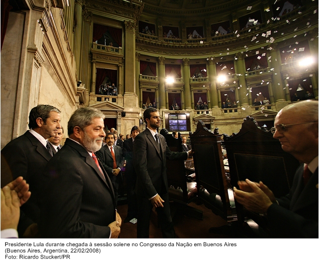 Presidente Lula durante chegada à sessão solene no Congresso Nação em Buenos Aires.