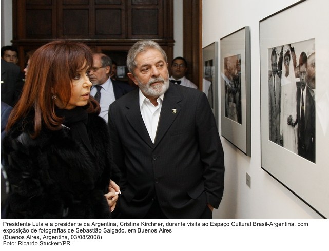 Presidente Lula e a presidente da Argentina, Cristina Kirchner visitam o espaço cultural Brasil-Argentina.