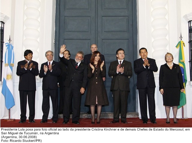 Presidente Lula posa para foto oficial, ao lado da presidente Cristina Kirchner e demais chefe de governo e de estado do Mercosul.