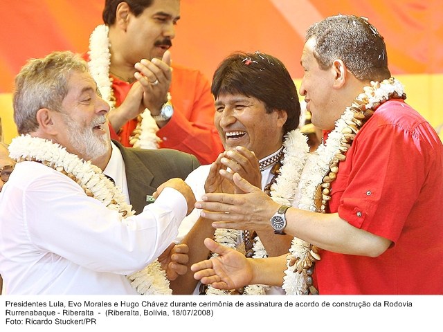 Presidente Lula, Evo Morales e Hugo Cháves, durante cerimônia de assinatura de acordo de construção da rodovia Rurrenabaque.