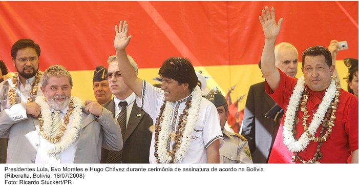 Presidente Lula, Evo Morales e Hugo Cháves, durante cerimônia de assinatura de acordo na Bolívia.