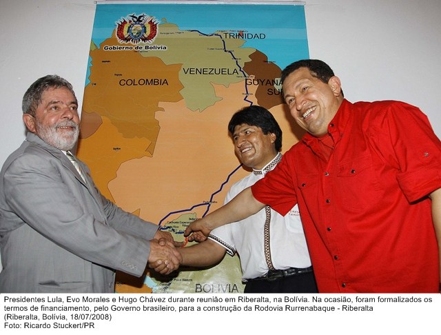 Presidente Lula, Evo Morales e Hugo Cháves, durante reunião em Riberalta, na Bolívia para formalizar termo de financiamento.