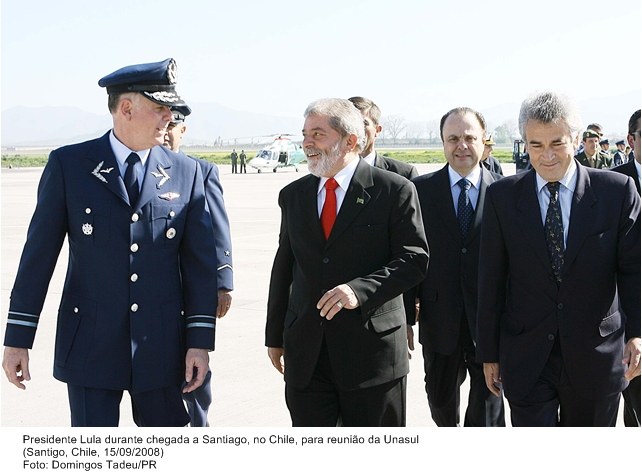 Presidente Lula durante chegada a Santiago, para reunião da Unasul.