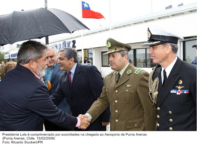 Presidente Lula é cumprimentado por autoridades  na chegada ao aeroporto de Punta Arenas.